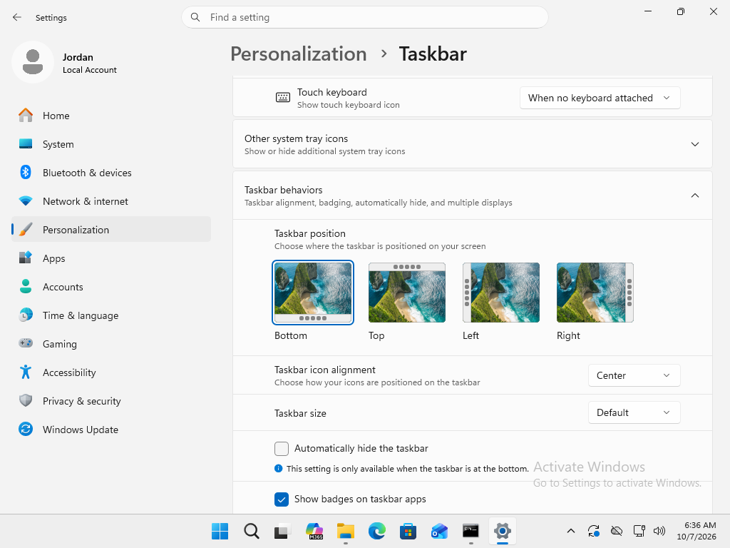 Windows 11 Taskbar behaviors showing Taskbar position at Bottom and a separate Taskbar icon alignment list set to Center.